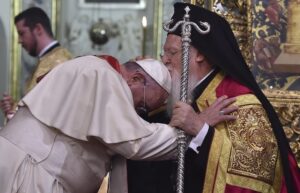 Il patriarca ecumenico di Costantinopoli Bartolomeo con Papa Francesco durante il viaggio del Pontefice ad Istanbul, 29 Novembre 2014. ANSA/ UFFICIO STAMPA/ OSSERVATORE ROMANO 

++ NO SALES EDITORIAL USE ONLY ++